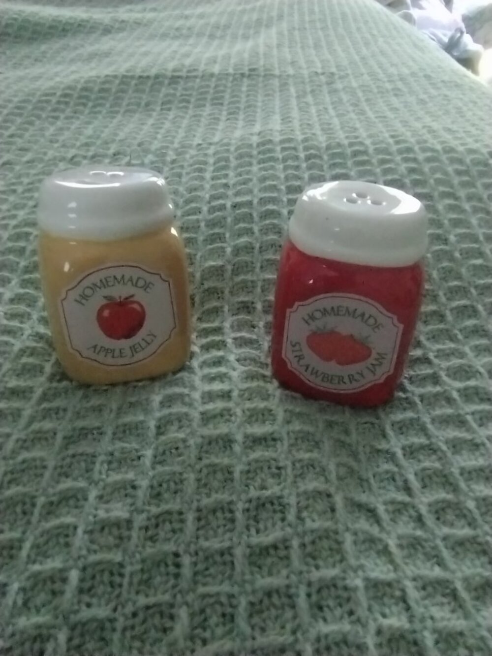 Cracker Barrel salt & pepper shaker set-Homemade Apple Jelly & Strawberry Jam